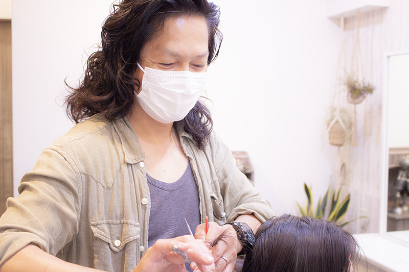 美容師としてのヘアカットシーン