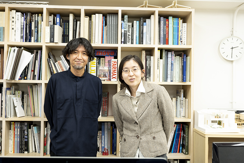 蘆田様とインタビュアー　オフィスで