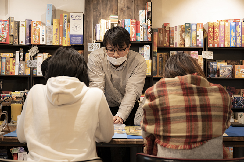 BoardGameCafe VANQUiSH　お客様とスタッフ巨勢様のアップ