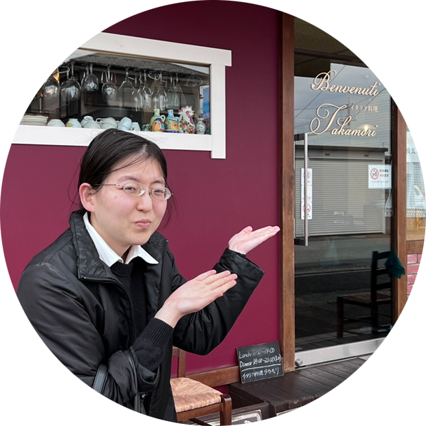 「イタリア料理TAKAMORI」の入り口にいるインタビュアー