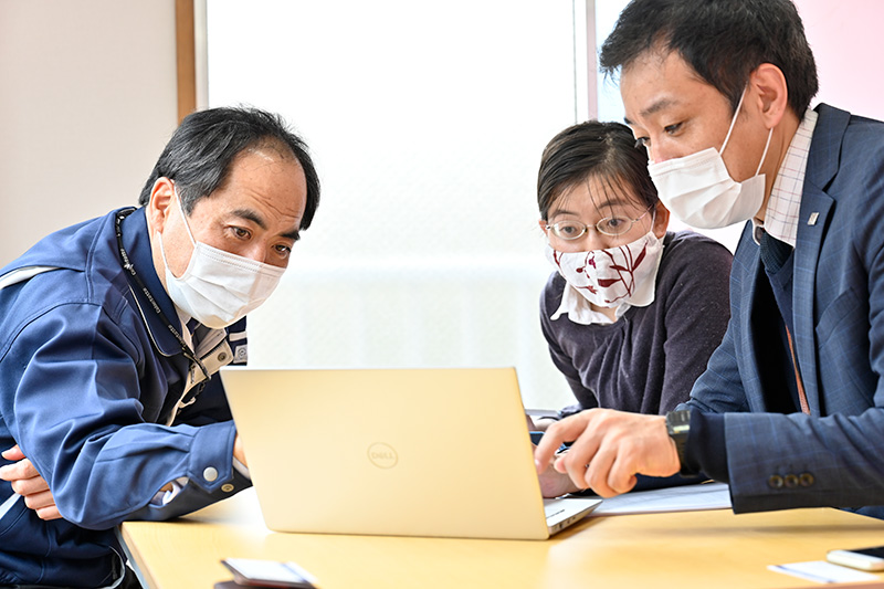 インタビュアーと松﨑社長