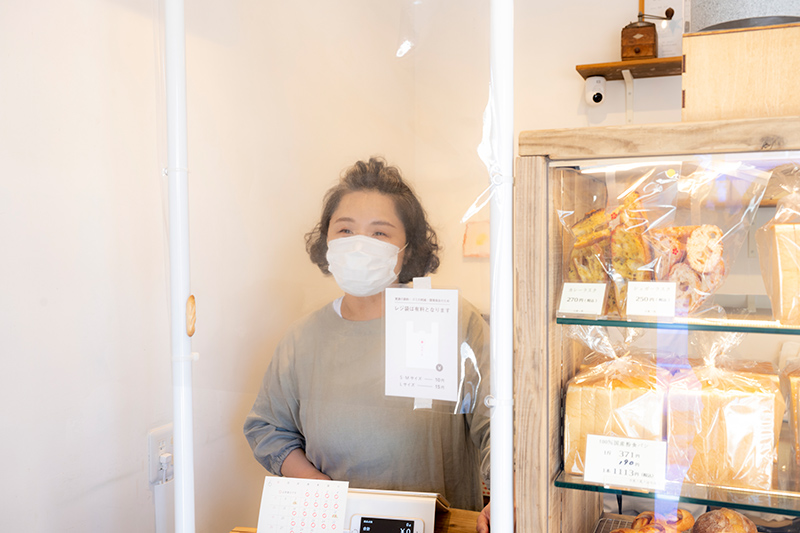 央製パン堂で接客する梅澤様