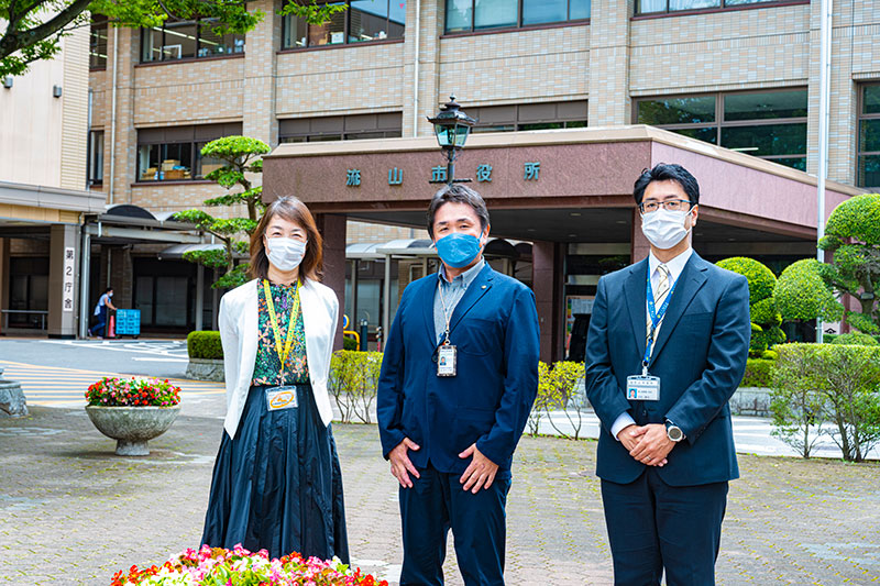 流山市市役所の前のご担当者三名