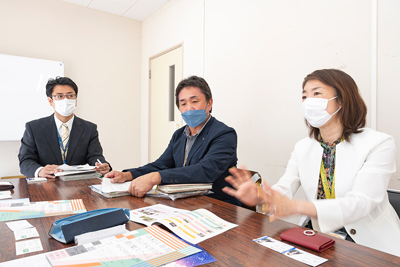 流山市市役所職員のインタビュー風景