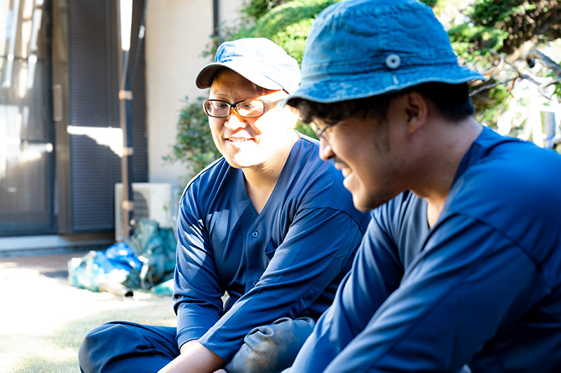 望月様と従業員との談笑風景