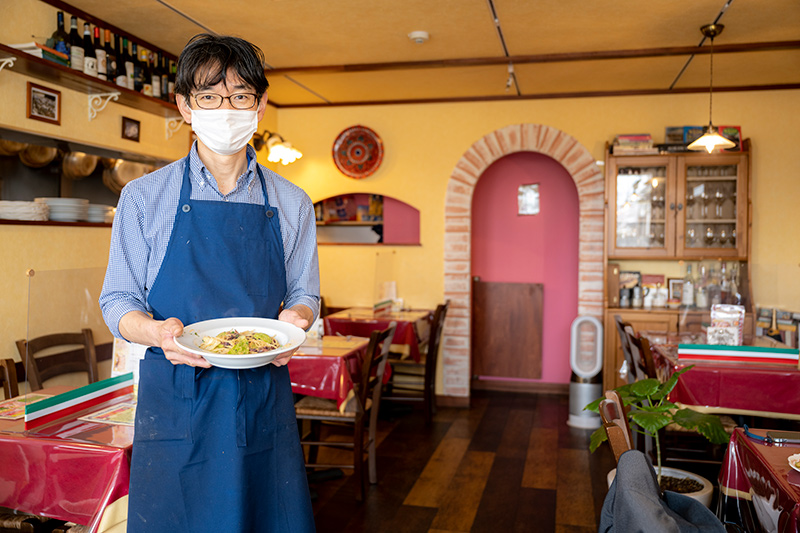 パスタを持っている「イタリア料理TAKAMORI」代表の高森様