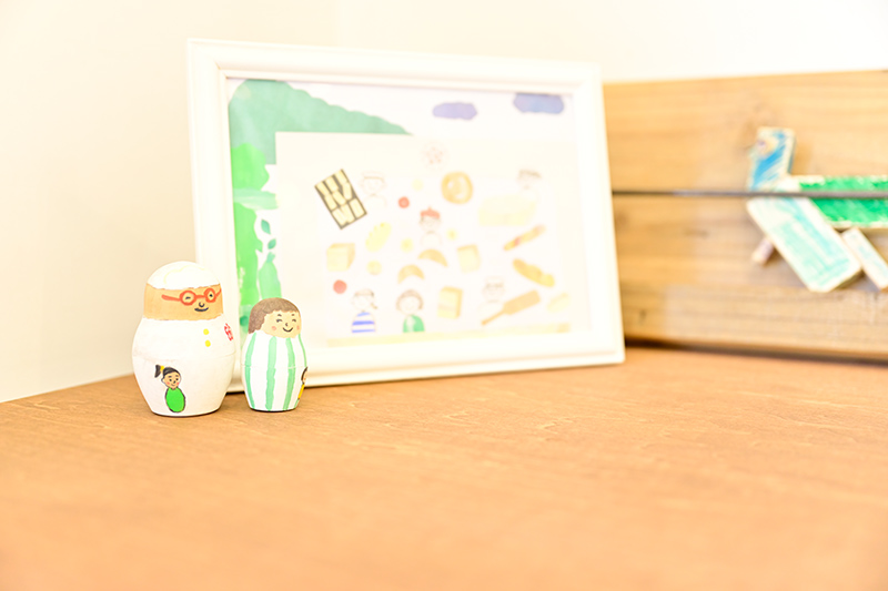 パンとご夫妻を描いた絵と置物