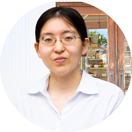 店の前のインタビュアー