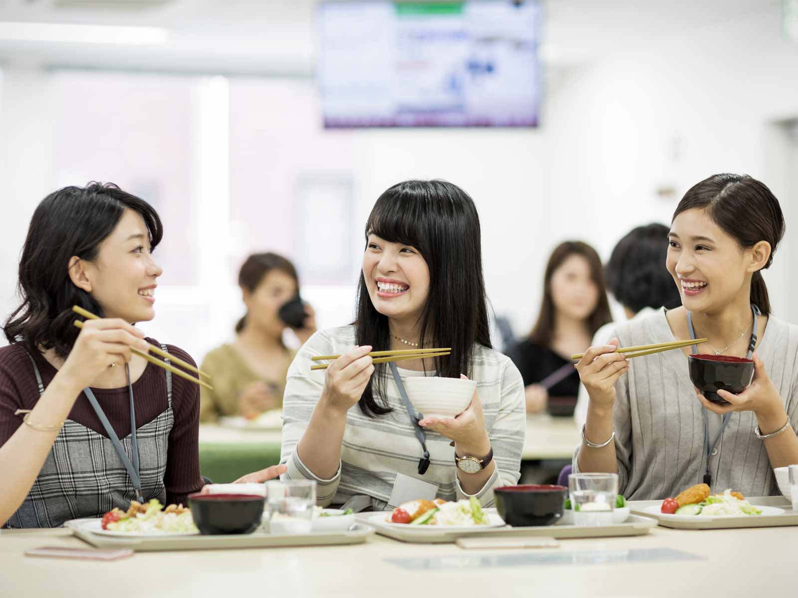 従業員に「食事」を出すと社会保険料が増える？2025年４月からの改正現物給与価額とあわせて仕組みを解説