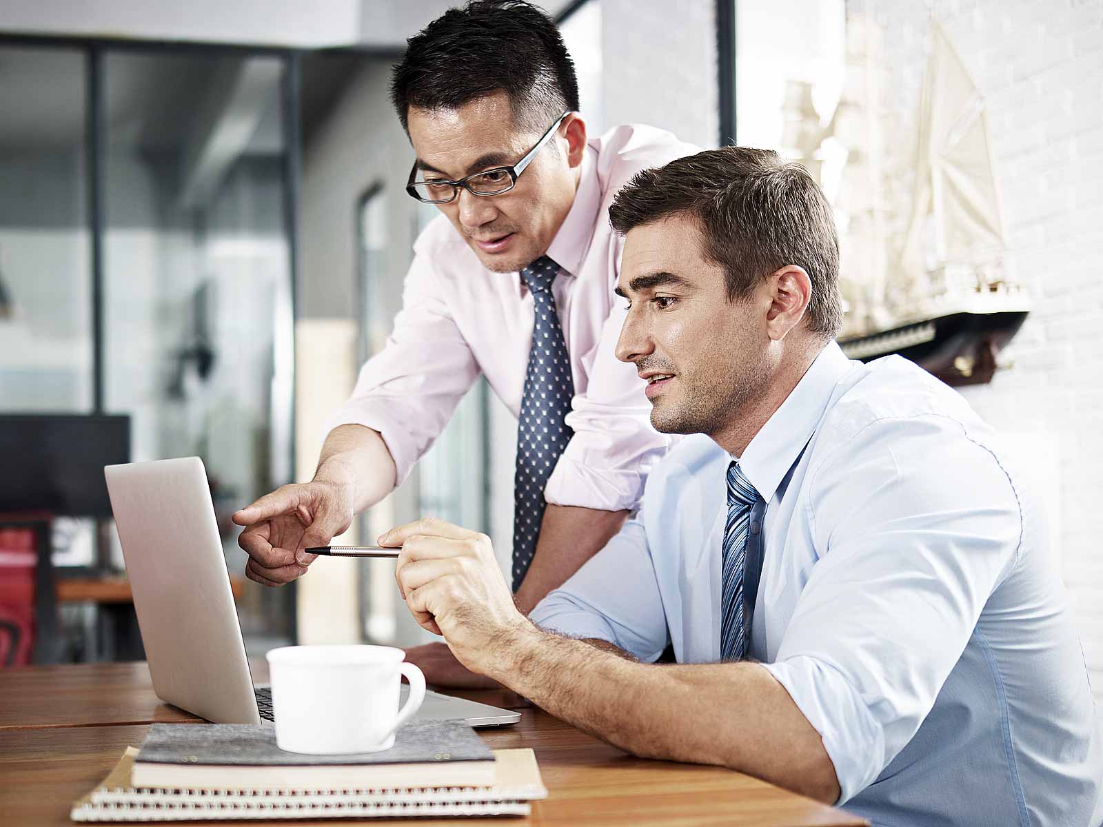 【外国人の雇用②】在留資格の手続きは？手続きの流れや必要書類、注意点を解説