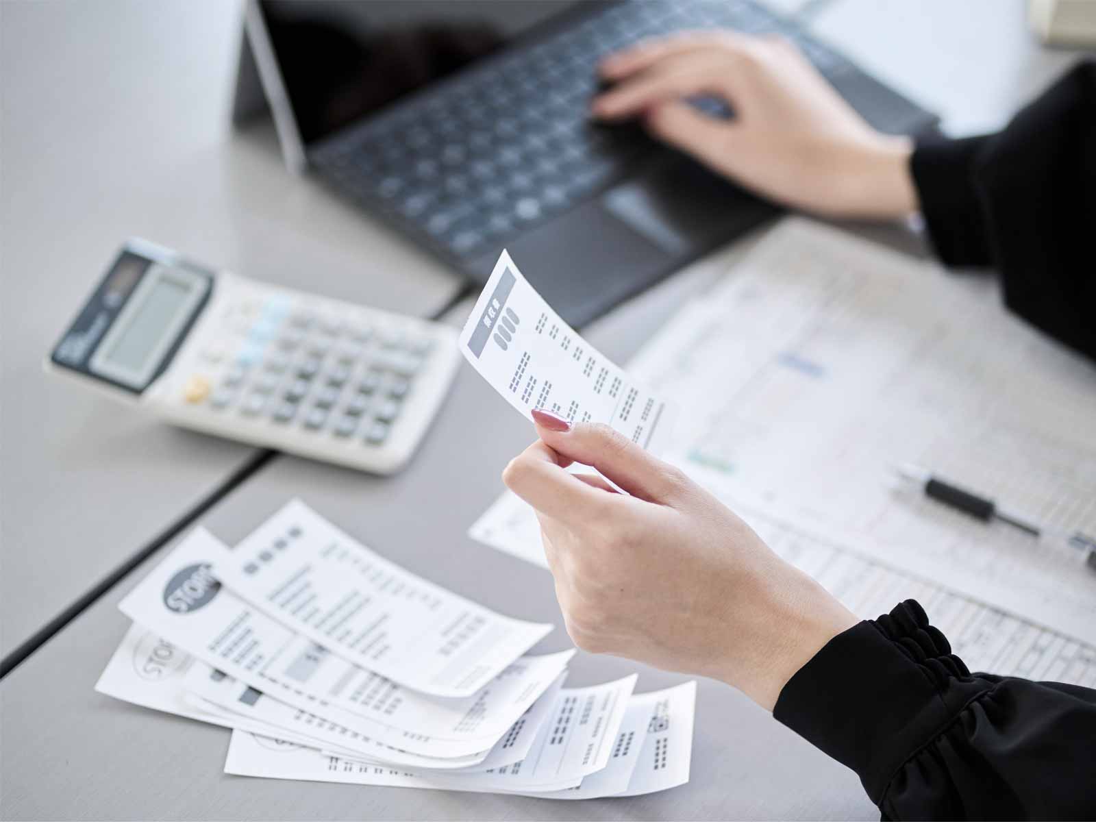 【初心者必読】個人事業主や自営業の経理は何をする？年間の流れや効率化のポイントを解説