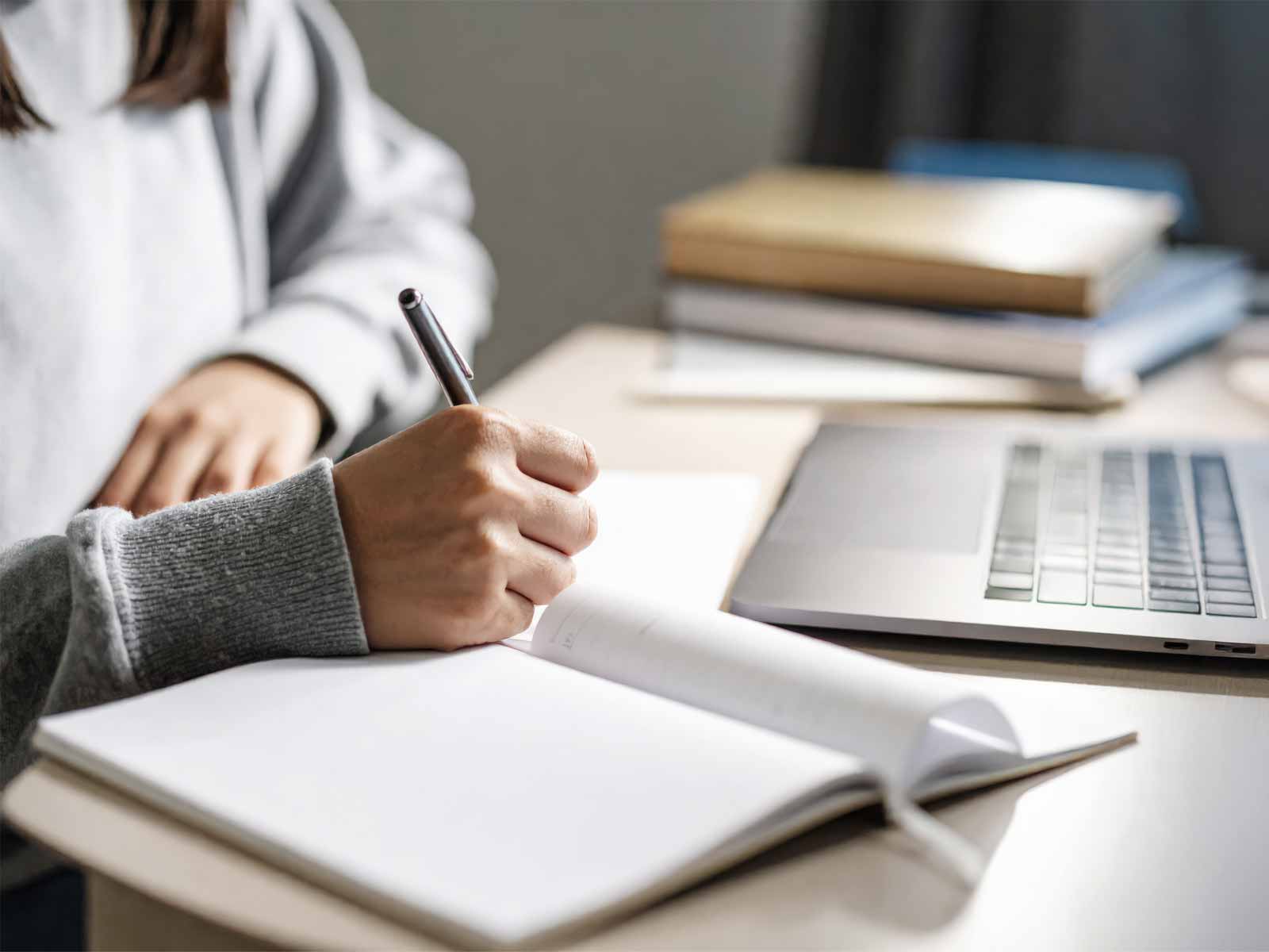 青色申告の手書きは損？65万円・55万円控除と10万円控除「帳簿」の違いを徹底比較