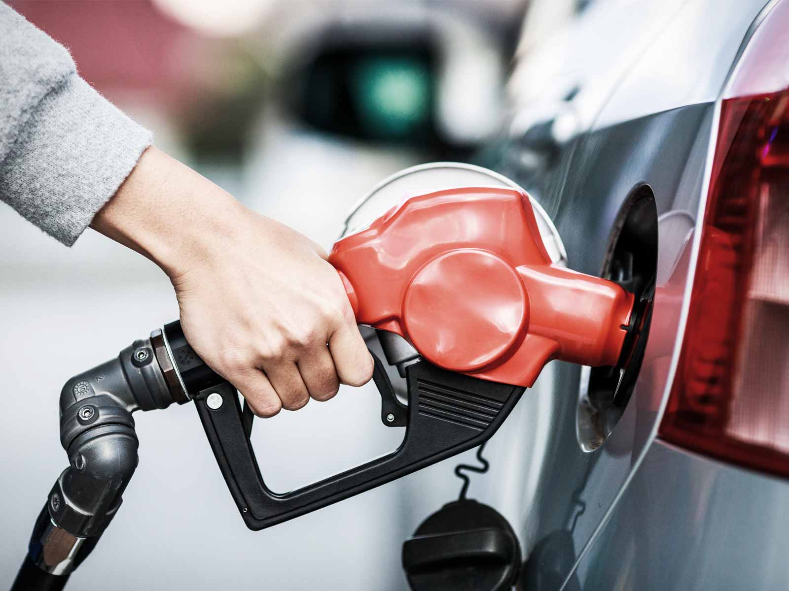 ガソリン「暫定税率」廃止で減税へ！50年続いた制度がなくなった理由と生活・経営への影響を解説