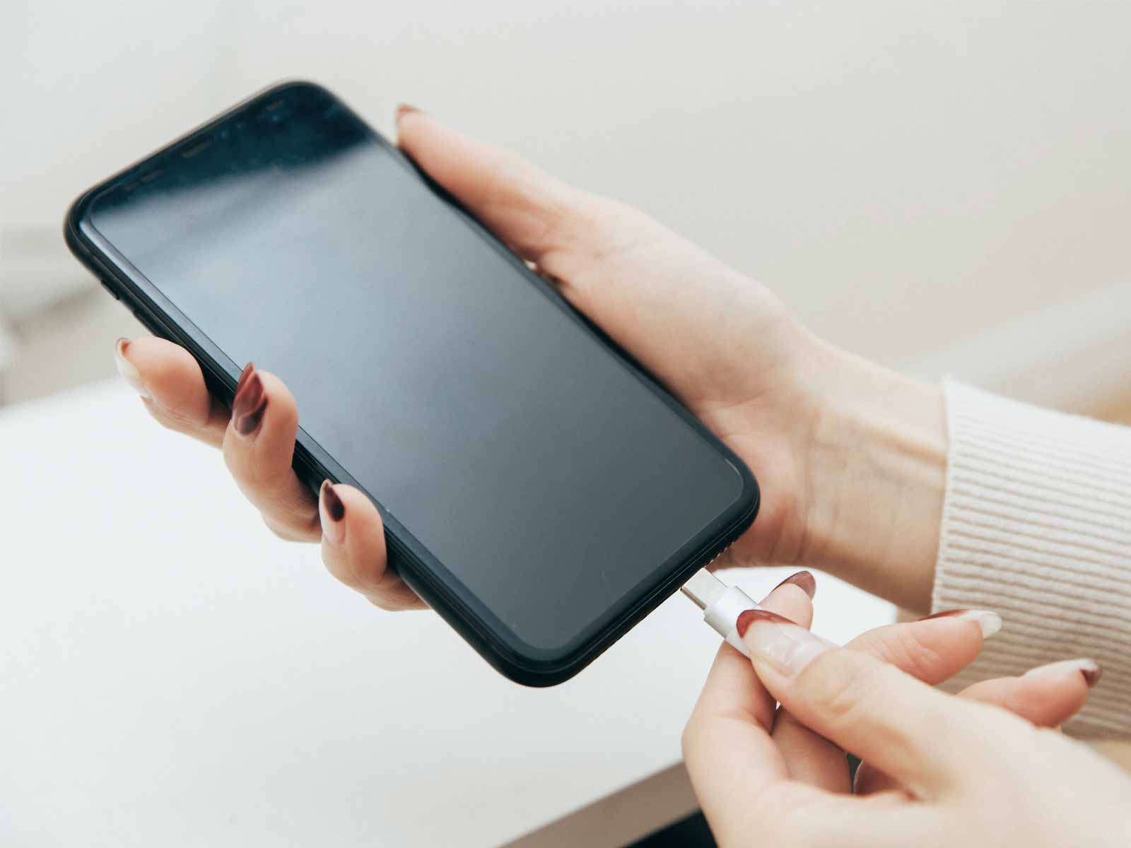 なんでうまく充電できない？USBケーブルと充電器のトラブル