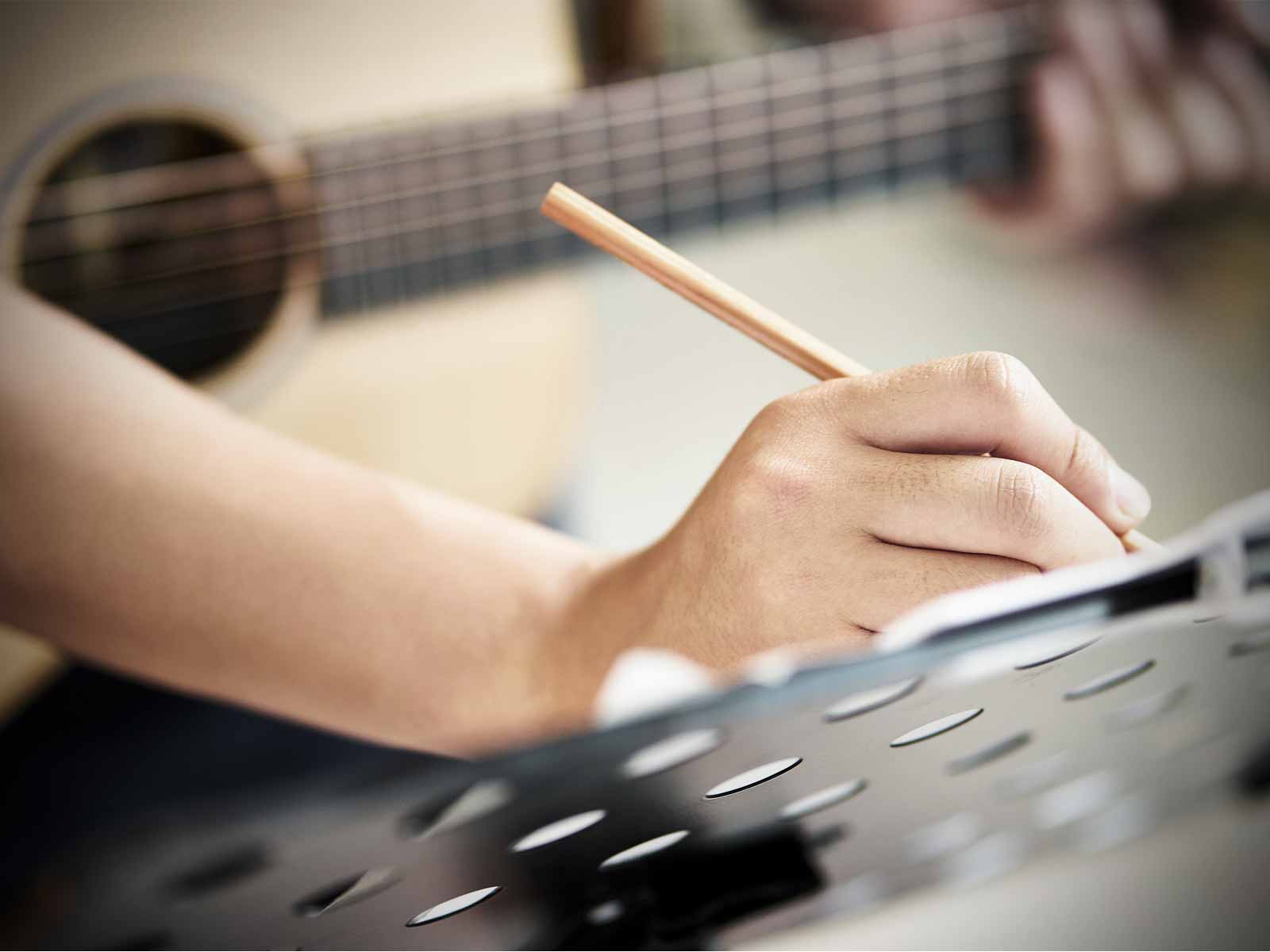 漫画家・作曲家は確定申告のアフターケアが大事！予定納税の注意点と対策方法について解説。