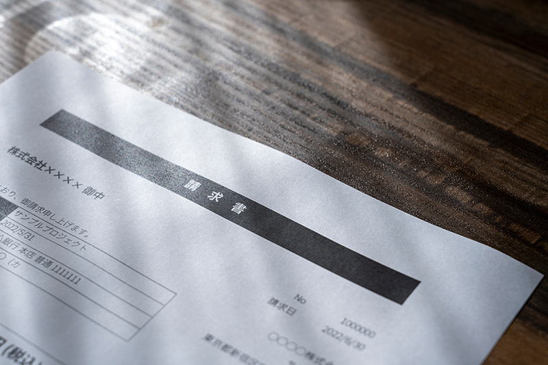 【インボイス制度】登録番号の通知が、まだ来ない…請求書・領収書はどうしたらいい？売手・買手それぞれに解説