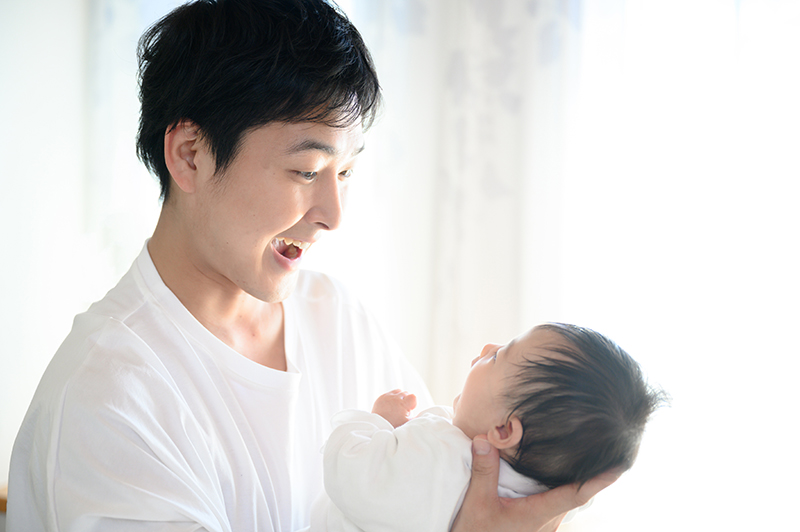 産後パパ育休スタートから１年！男性の育児休業取得促進のために会社と男性社員はどのような準備が必要なのか