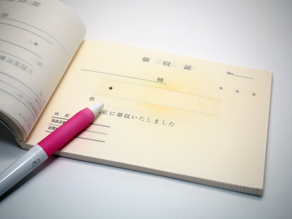 領収書に貼る収入印紙の見直しと消費税の関係