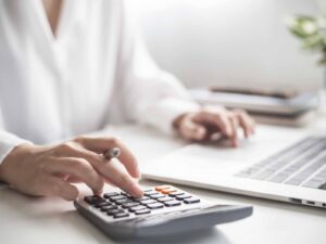 【給与計算】2026年分（令和8年分）から毎月の源泉所得税が変わる！なぜ？注意点を解説